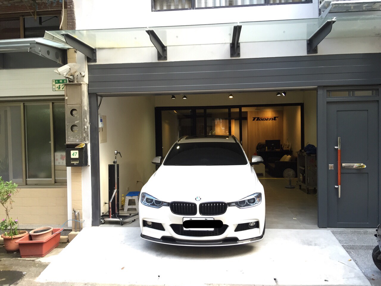 0531 BMW 335I 前門鈑凹痕修復