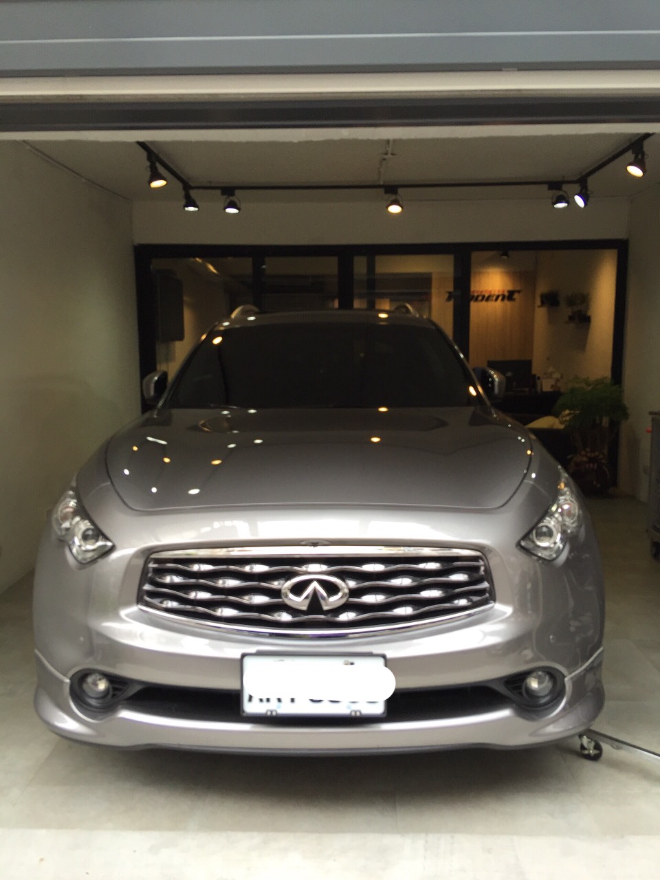 Infiniti FX35 左前葉凹痕修復
