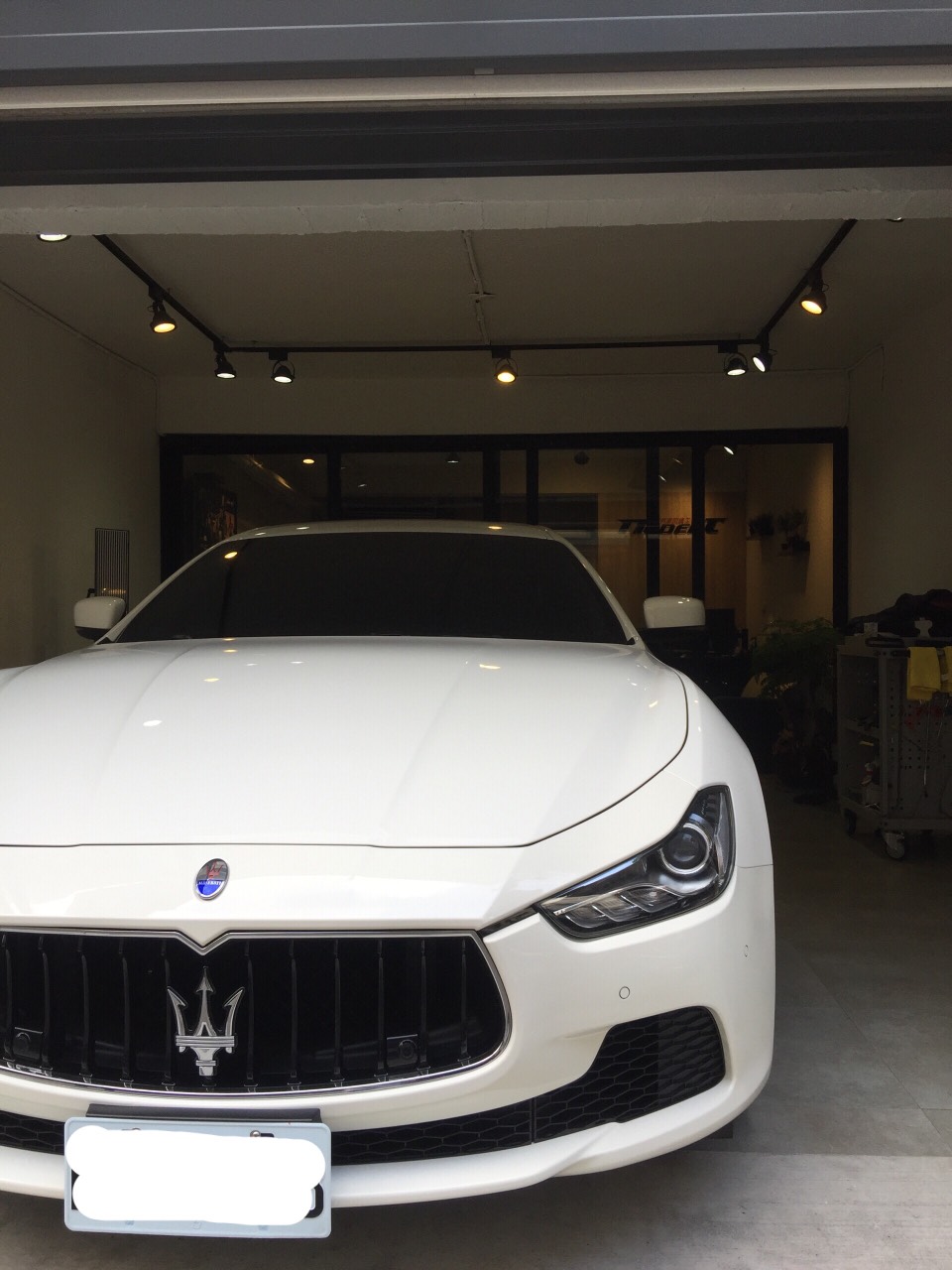 Maserati Q4 前葉子鈑凹痕修復