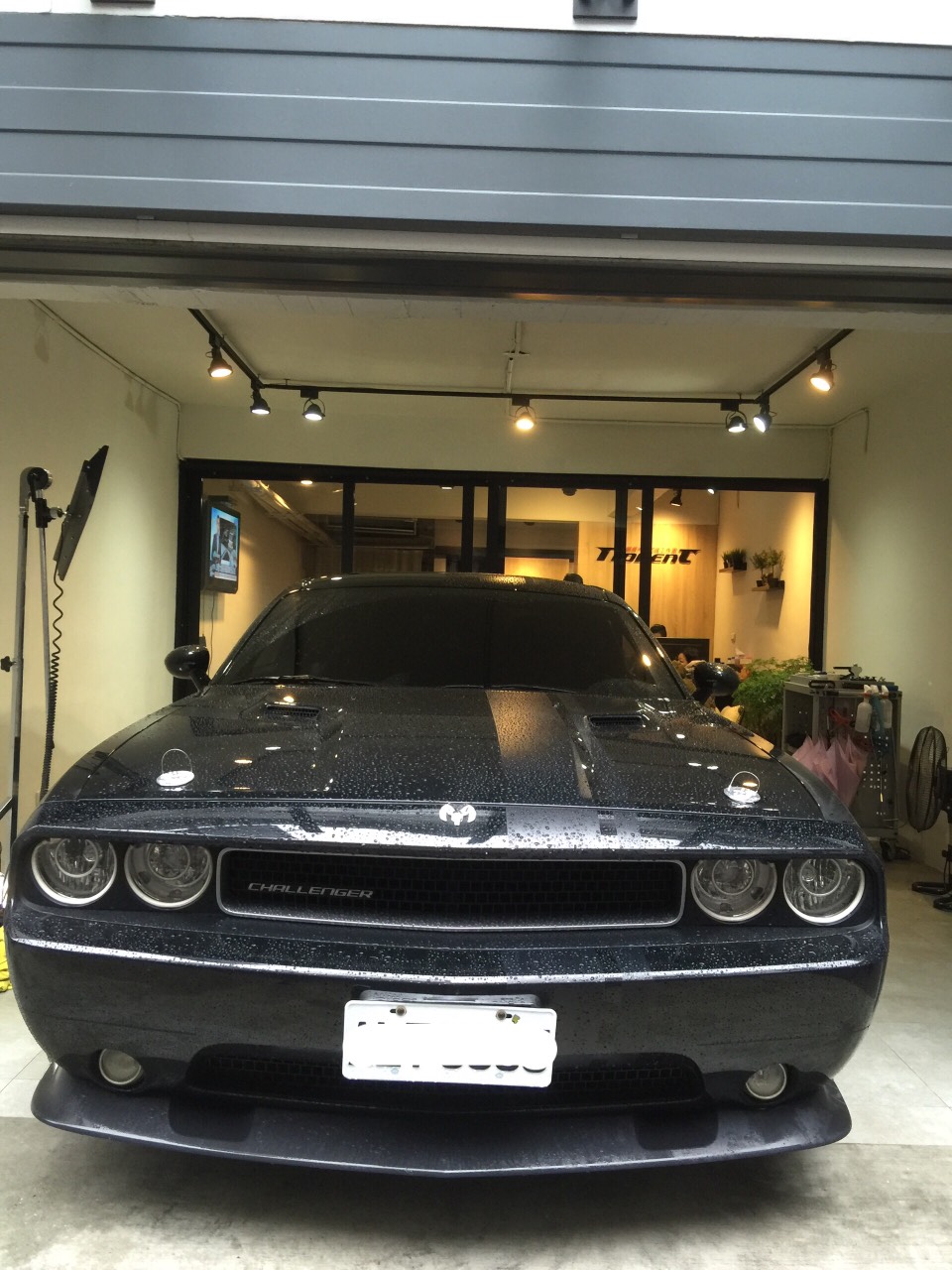 Dodge Challenger 車頂凹痕修復