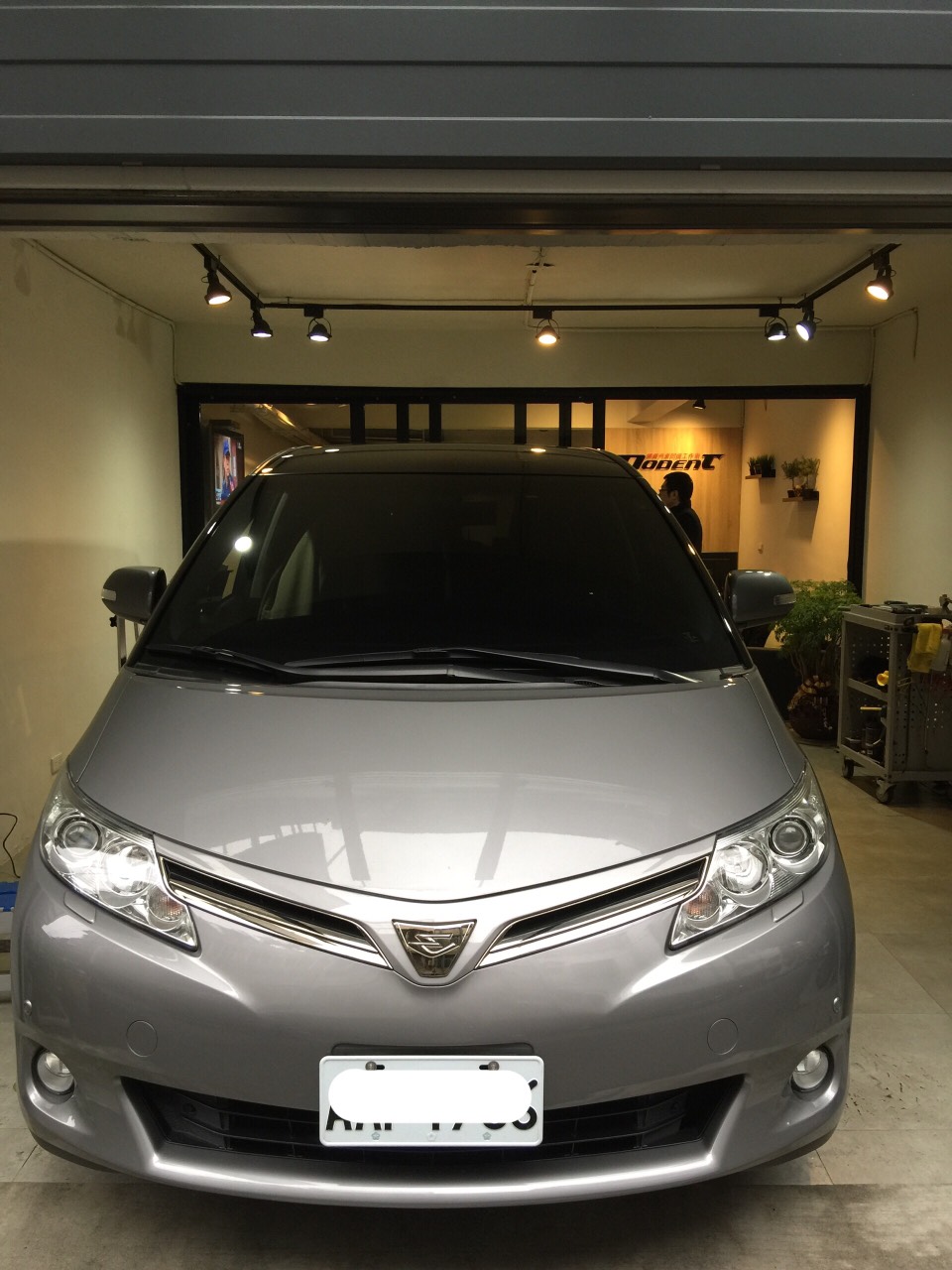 Toyota Previa 鈑金凹陷修復價格