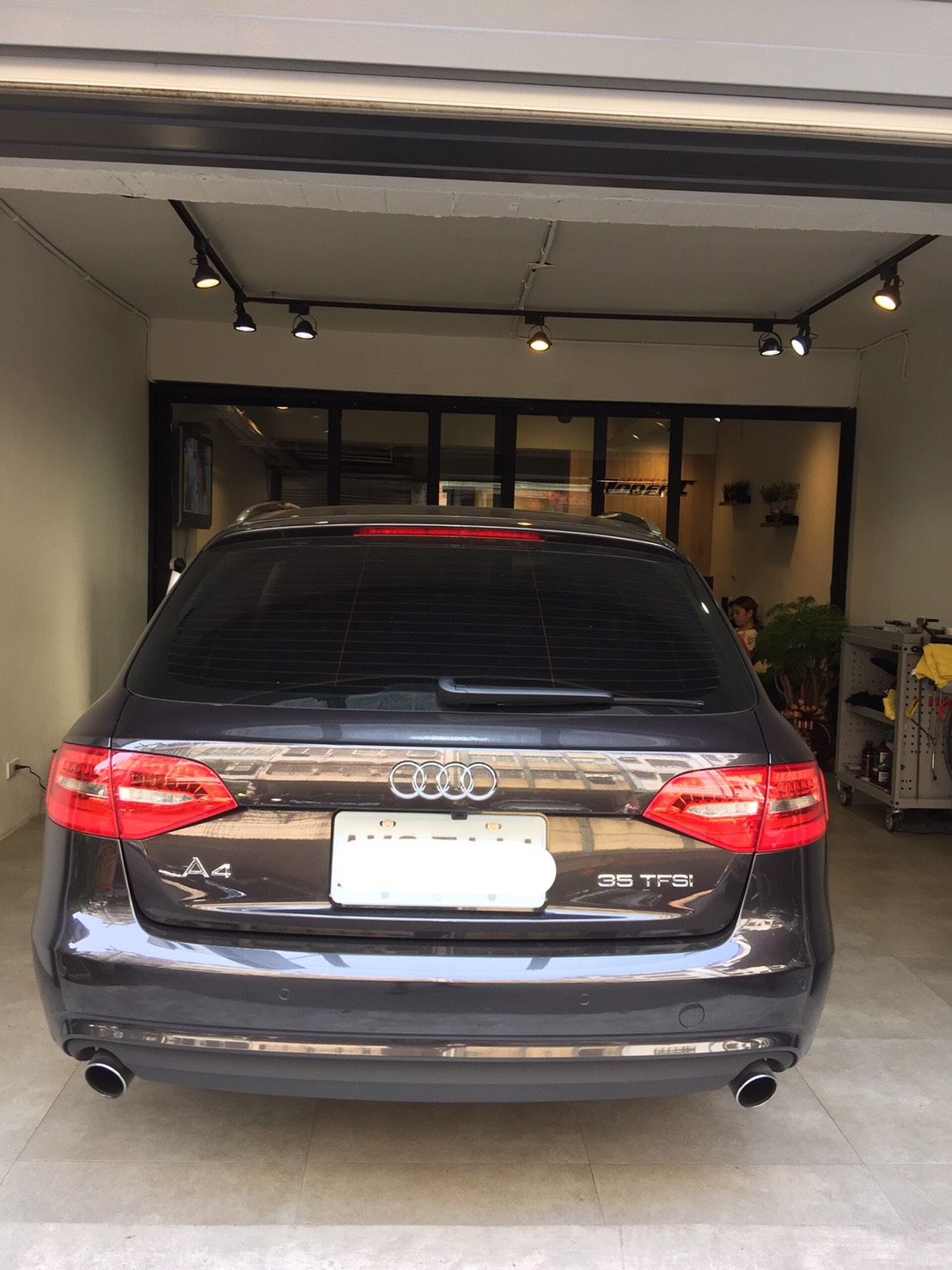 Audi A4 前葉子鈑凹痕修復