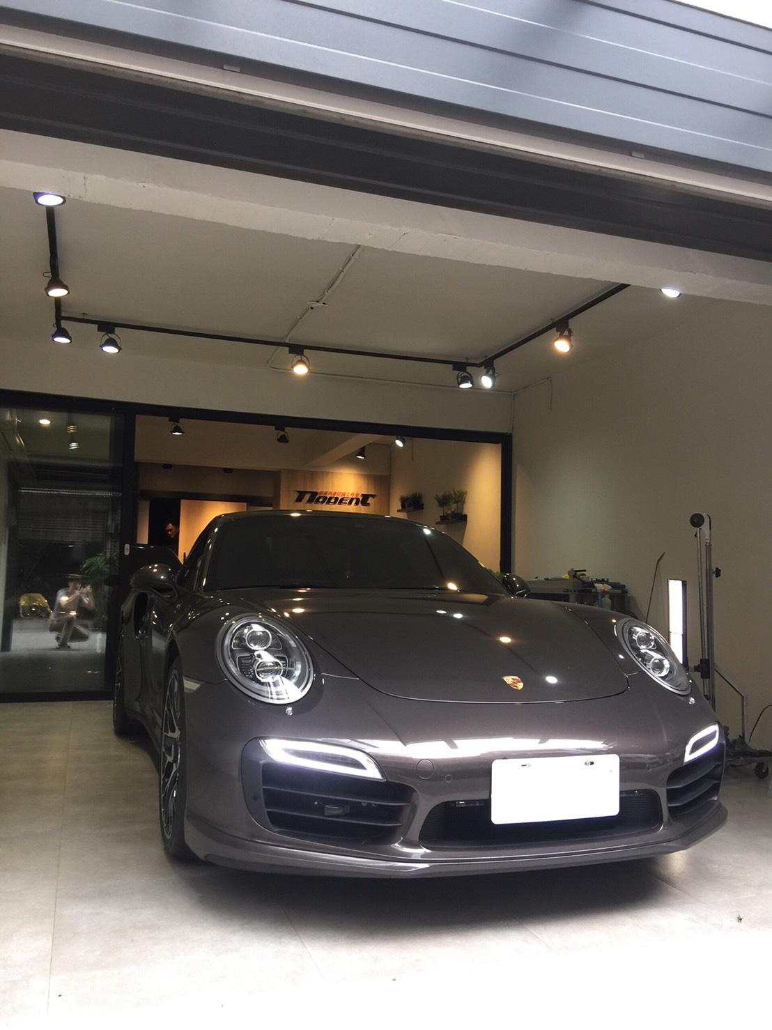 Porsche 911 門鈑凹痕修復