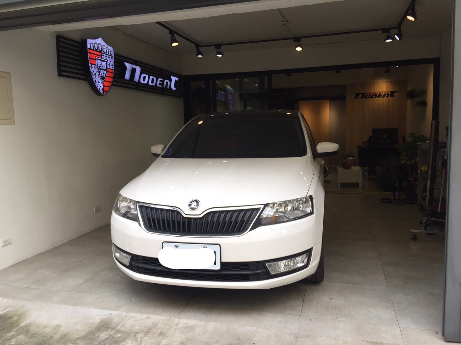 Skoda RAPID 引擎蓋凹痕修復