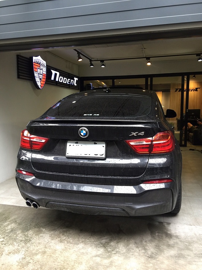 BMW X4 引擎蓋凹痕修復。