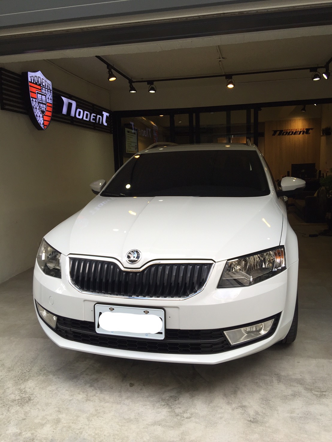 Skoda Octavia 後行李箱凹痕修復