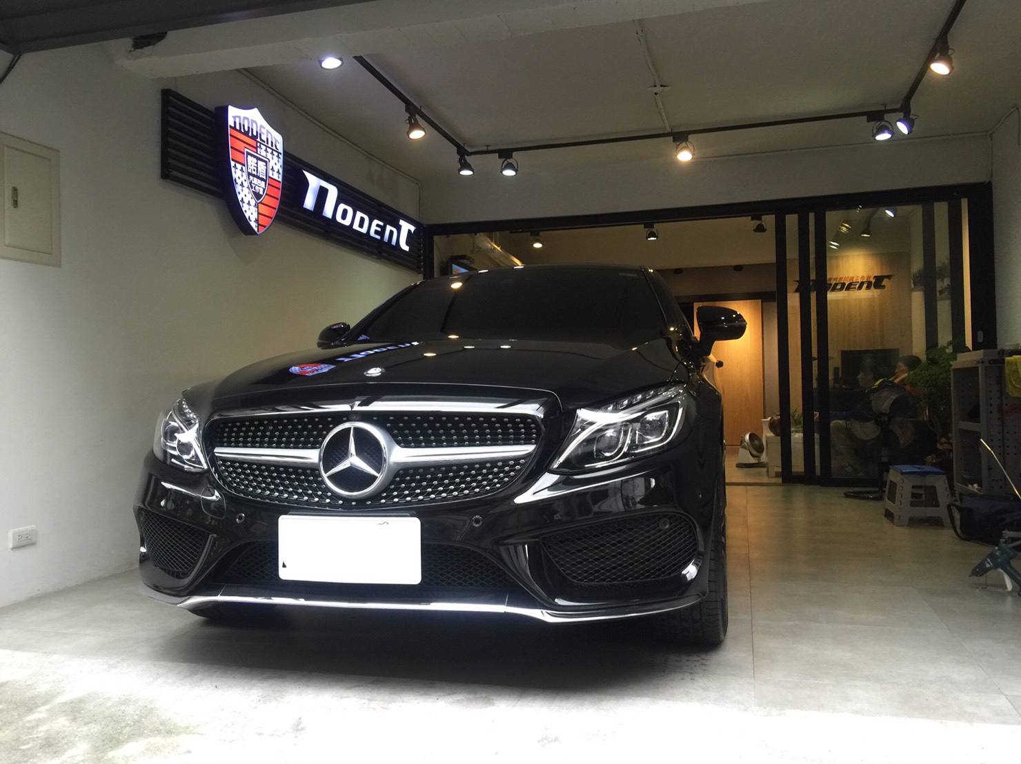 Benz C250 coupe 門鈑凹痕修復