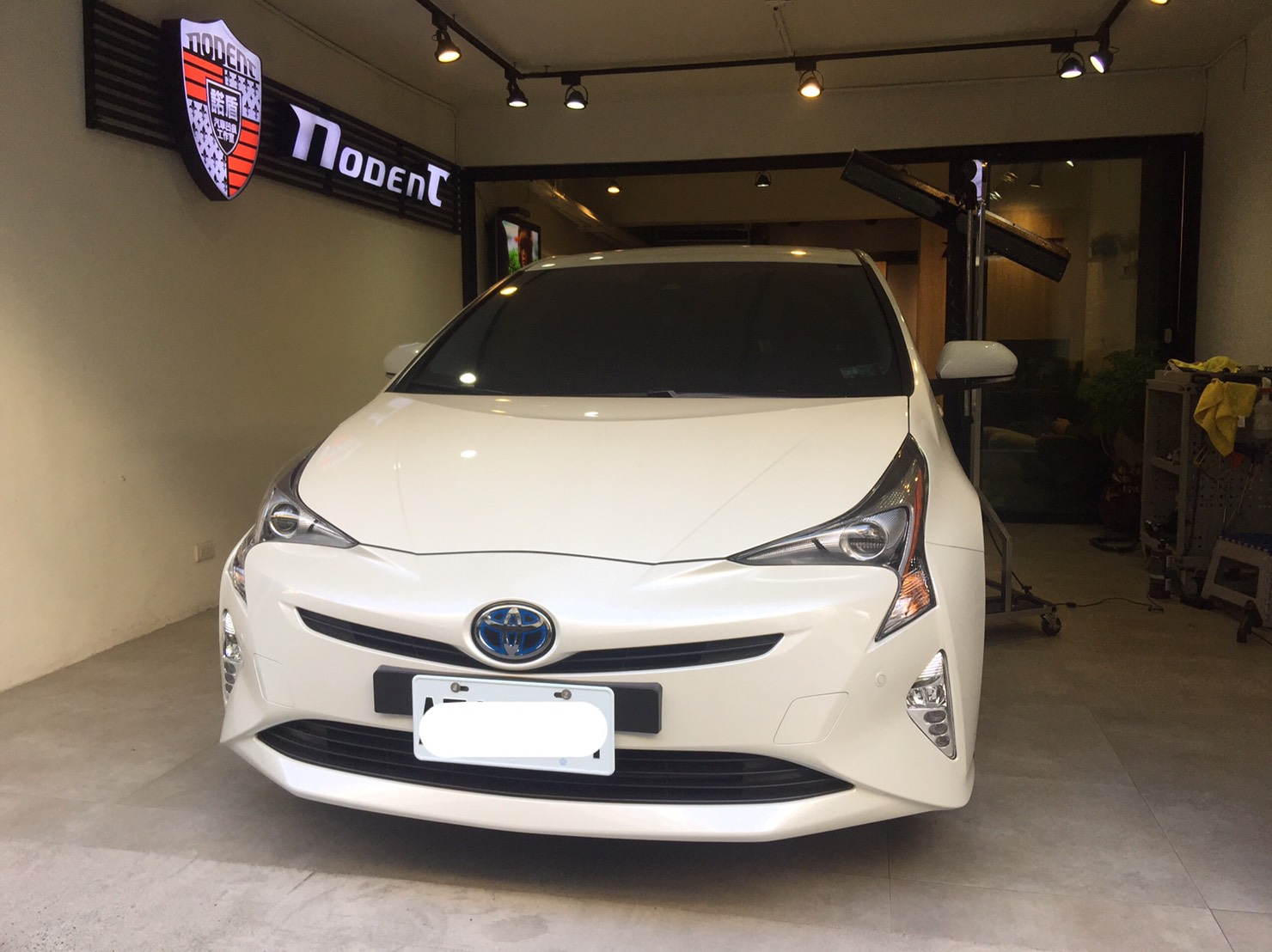 Toyota Prius C柱凹痕修復