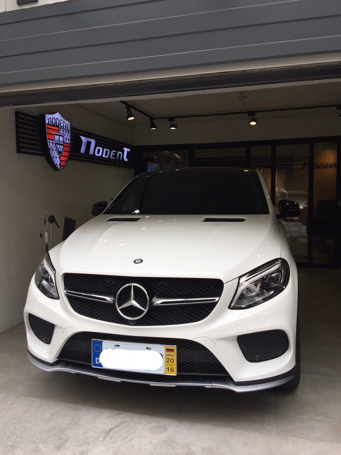 Benz GLE 450 門鈑菱線凹痕修復。