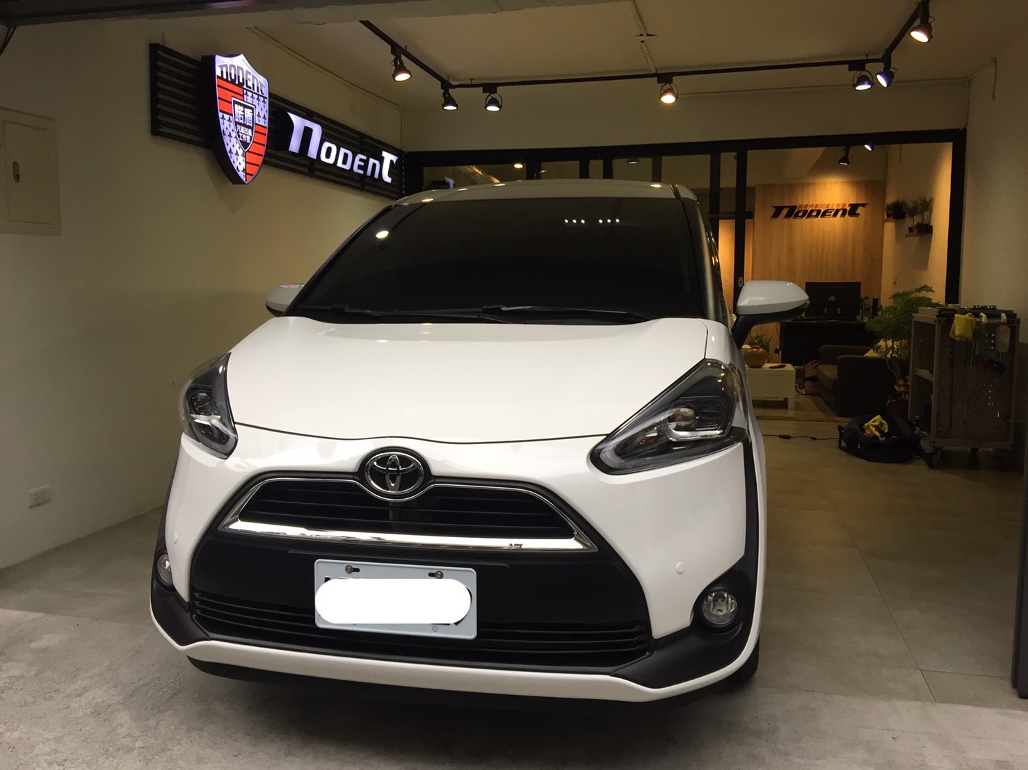 Toyota Sienta 後行李箱凹痕修復