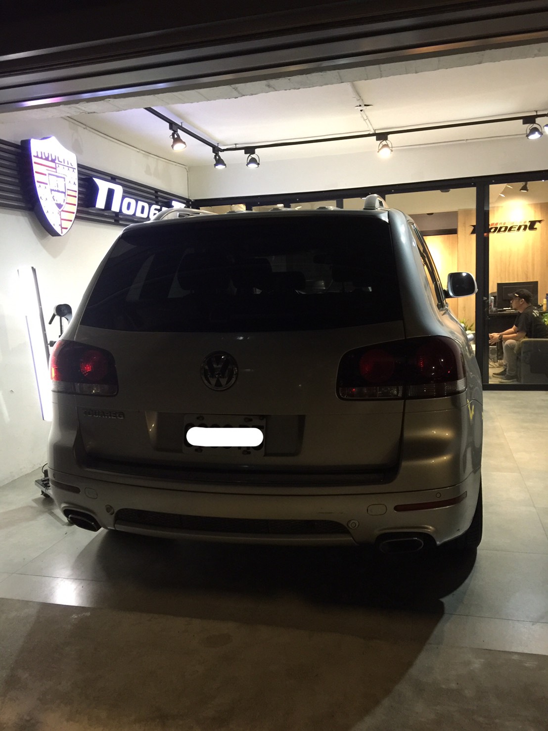 VW Touareg 後葉子鈑凹痕修復