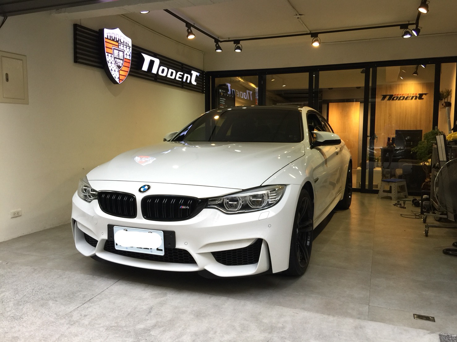 BMW M4 門鈑凹痕修復