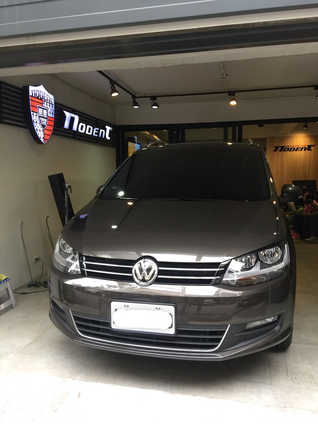 VW Caddy 汽車鈑金凹痕修復