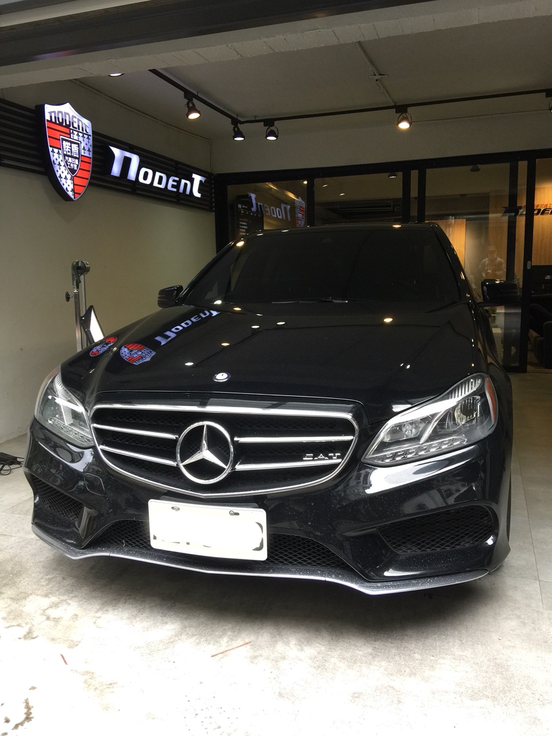 Benz E350 台北汽車鈑金凹痕修復