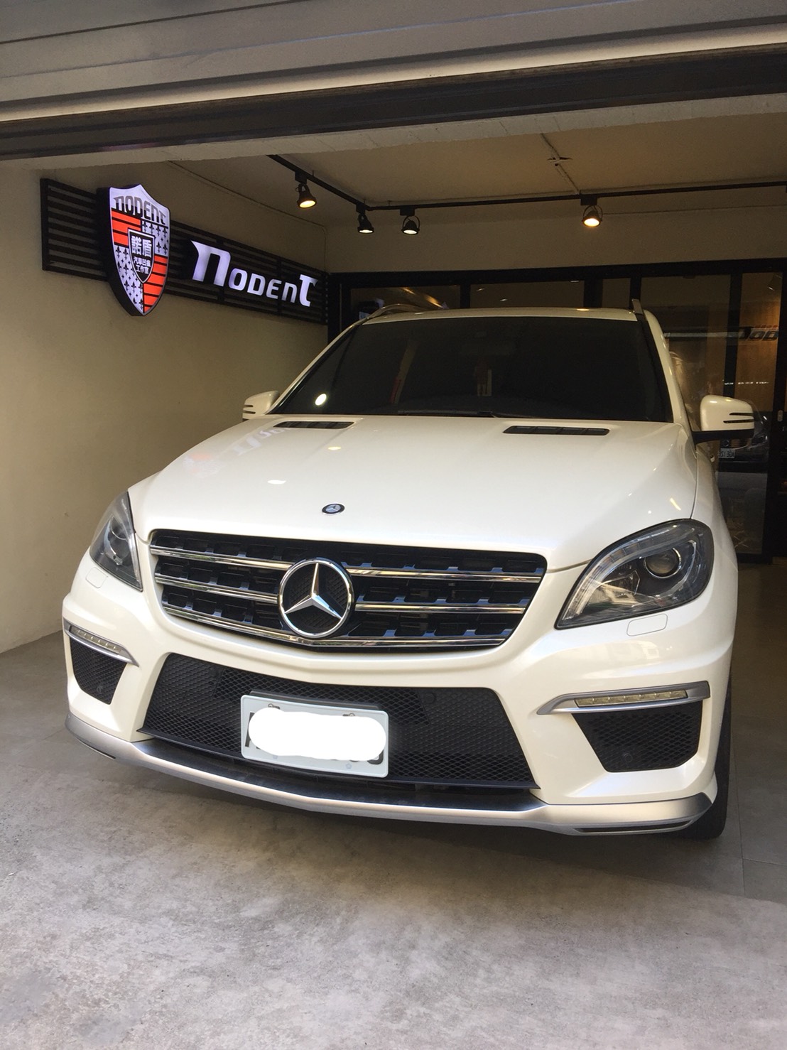 Benz ML63 鈑金修復、汽車凹痕修復