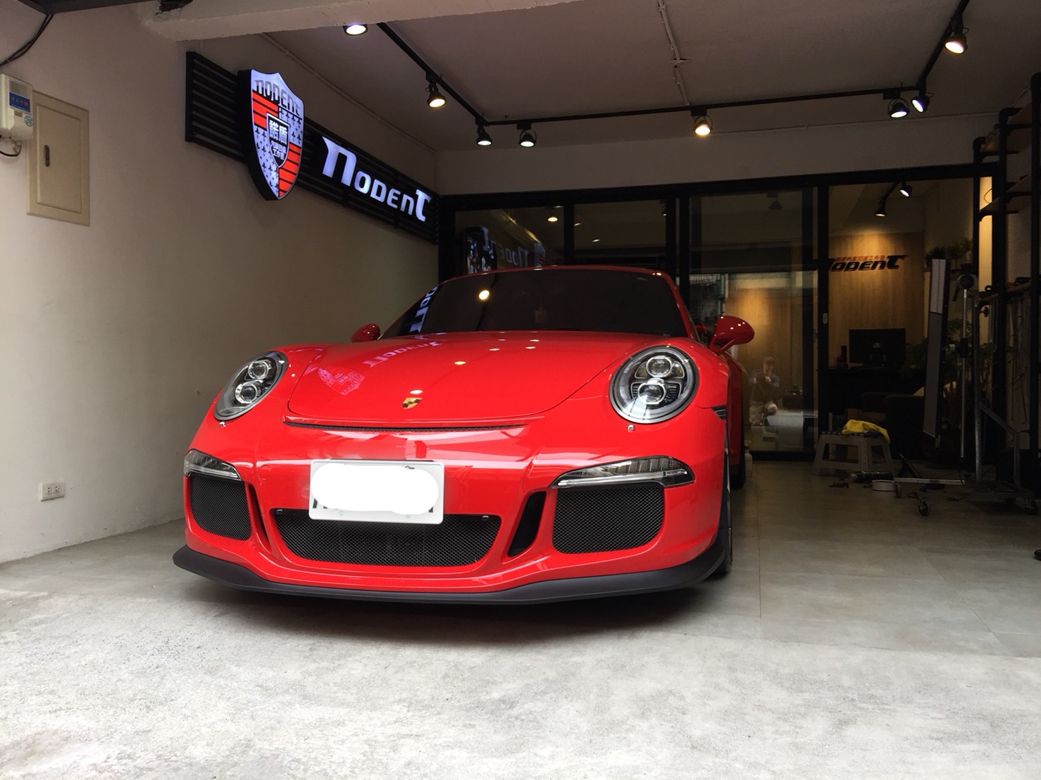Porsche 911 GT3 微板金凹痕修復案例
