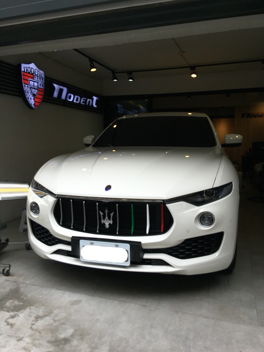 Maserati Levante 汽車凹痕修復、鈑金凹陷修復。