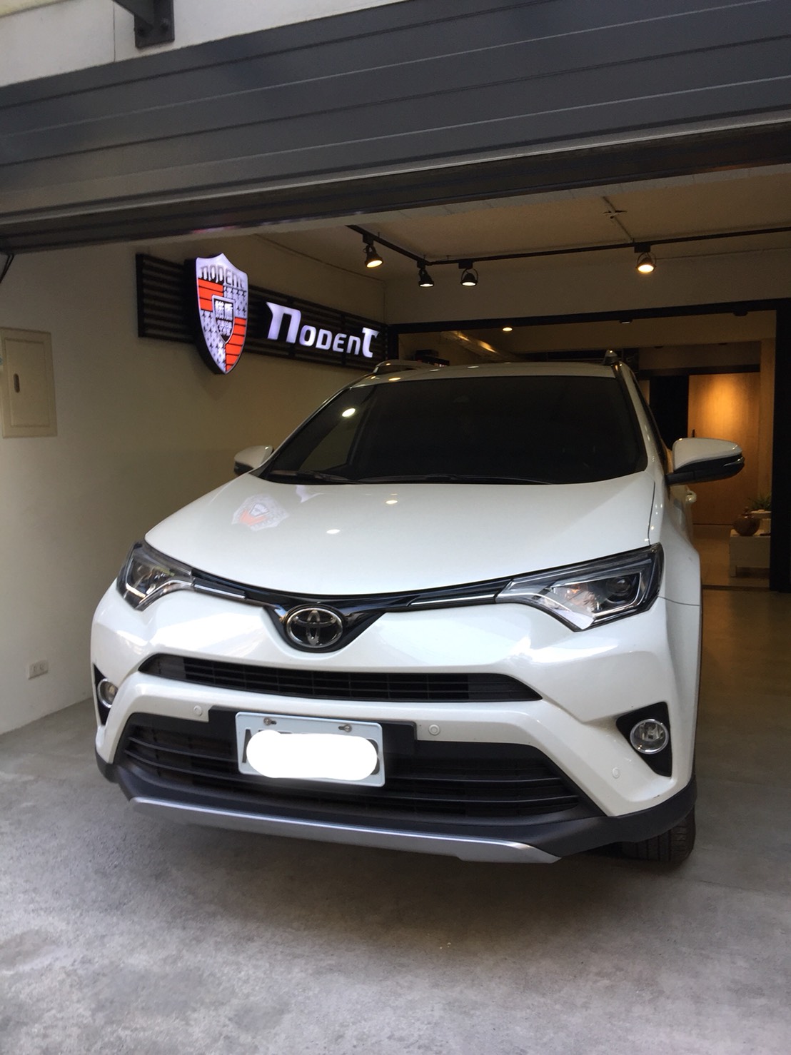 Toyota RAV 4 後行李箱凹痕修復