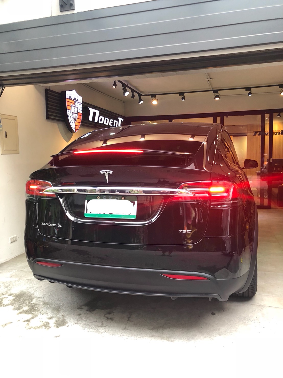 Tesla Model X 特斯拉鈑金凹痕修復案例。