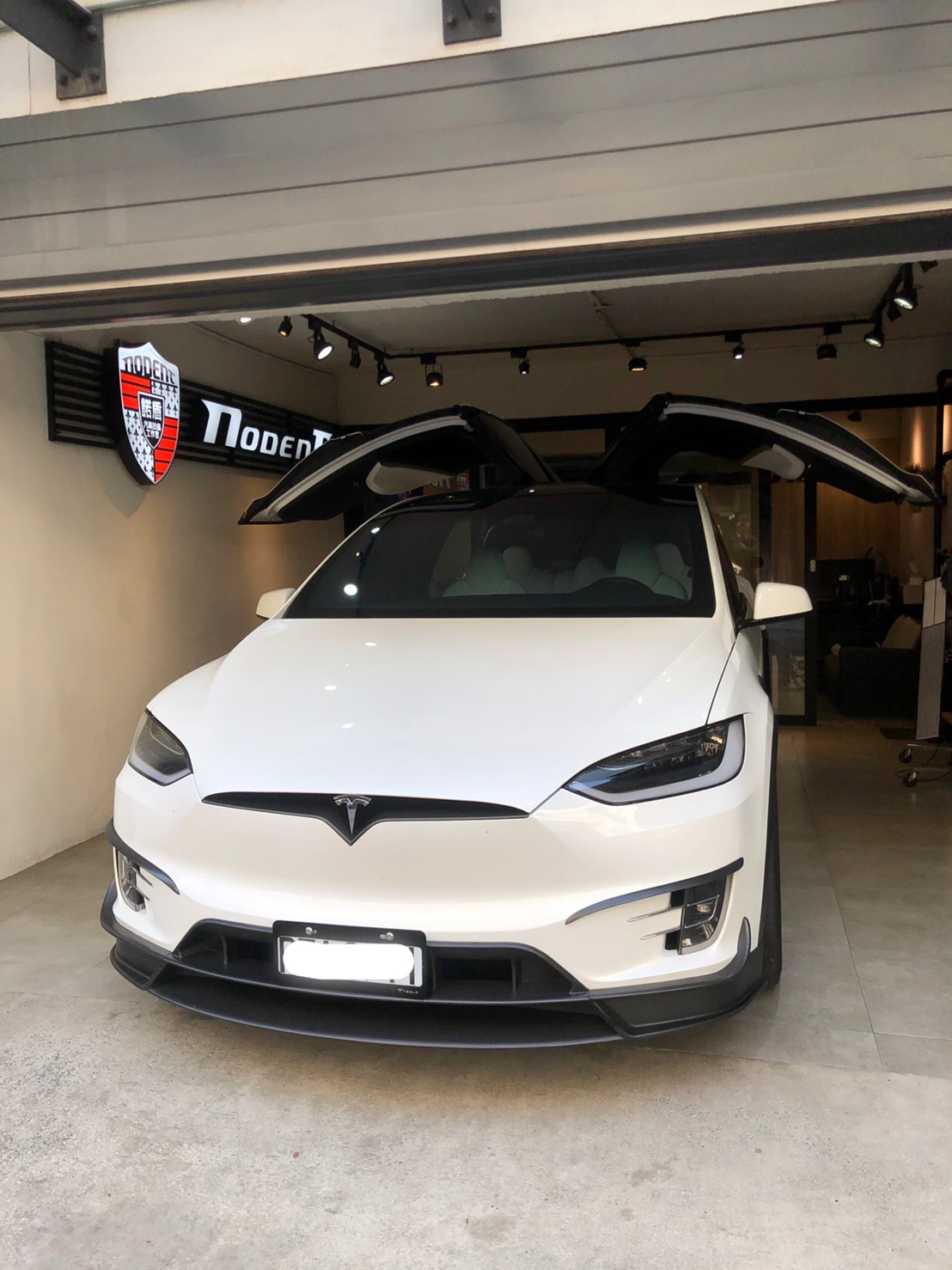 Tesla Model X 鈑金修復、免烤漆凹痕修復案例