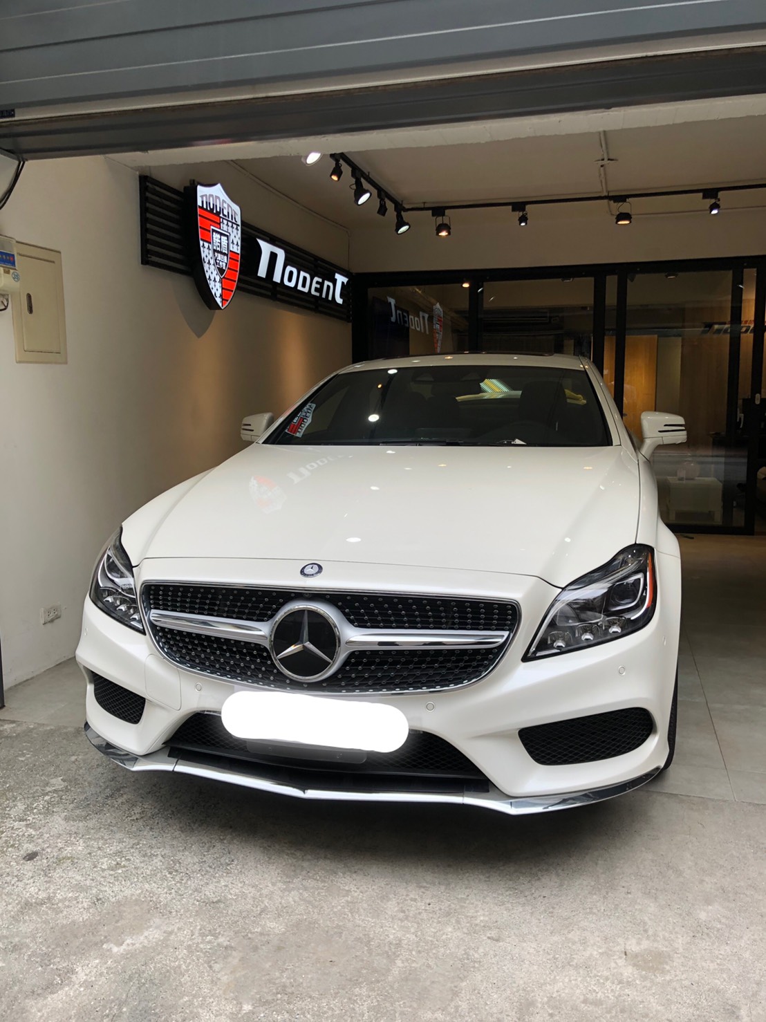 Benz CLS400 後箱蓋鈑金修復