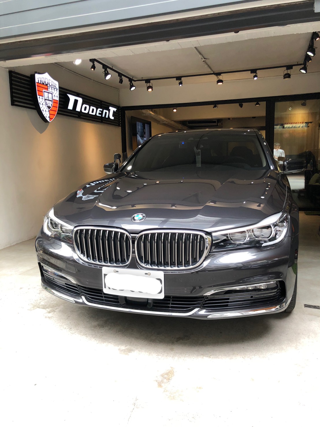 BMW 740LI 後葉子鈑凹痕修復