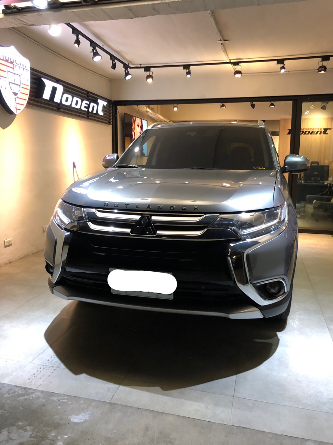 Mitsubishi outlander 門鈑凹痕修復