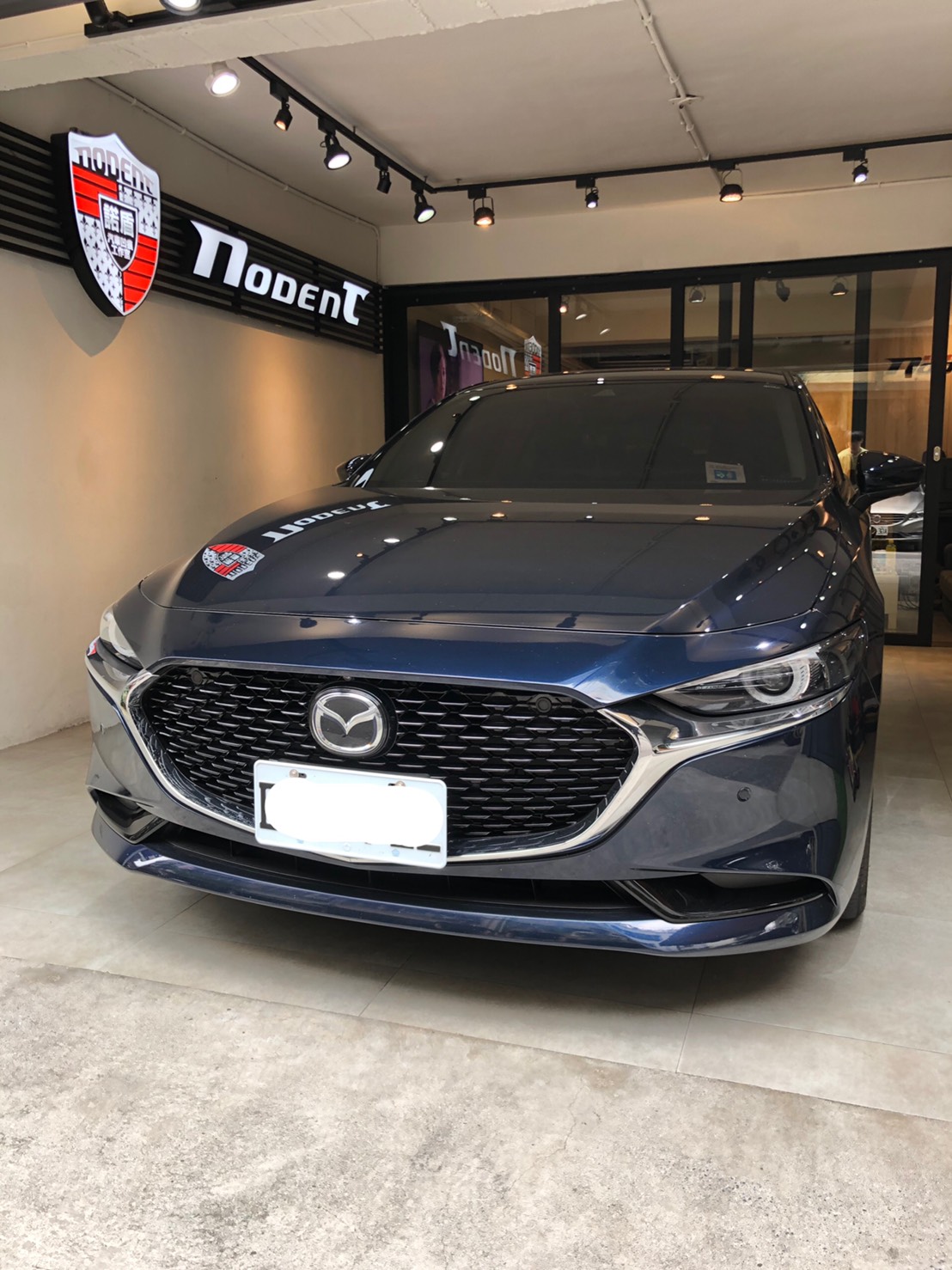 Mazda 3 後行李箱凹痕修復