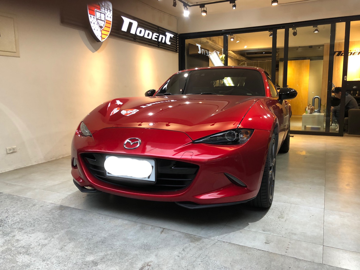 Mazda Mx-5 油箱蓋凹痕修復。