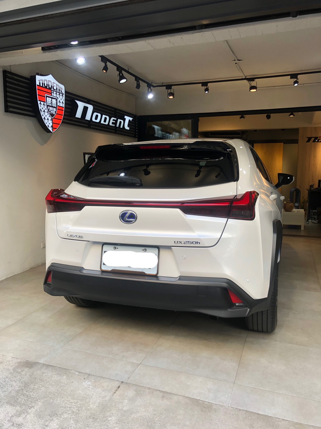 Lexus UX250h 汽車凹痕修復案例